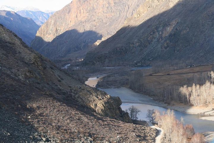 O lago está localizado nas montanhas de Altai, próxima à fronteira com o Cazaquistão, a mais de 3.200 km de distância da capital da Rússia, Moscou.