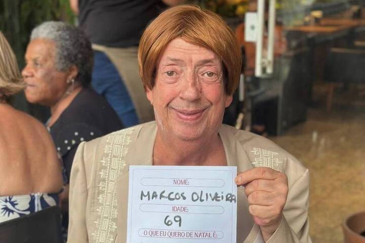 A solicitação apareceu em uma postagem que viralizou, na qual o ator segurava uma plaquinha com o item desejado. A resposta veio rapidamente: a própria marca da máquina desejada comentou que atenderia ao pedido, garantindo o presente de Natal.