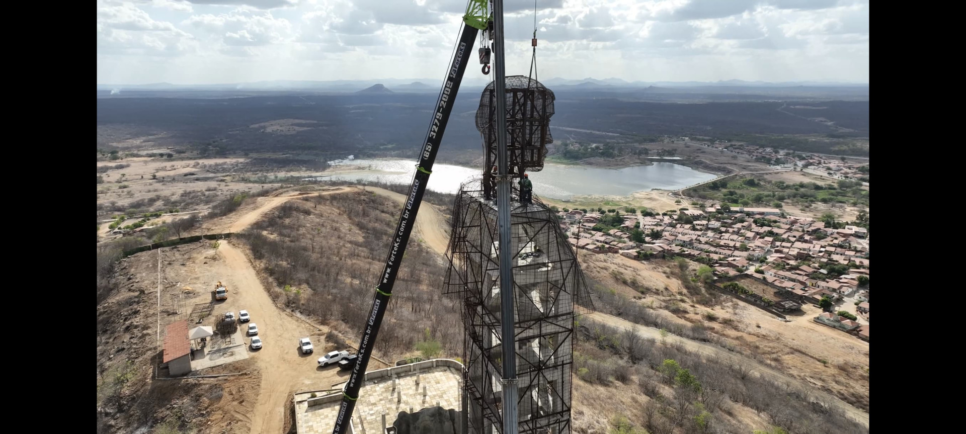 Após mais de 40 anos de espera, a cabeça de Santo Antônio é fixada na estátua, em Caridade (Foto: Divulgação/SOP-CE)