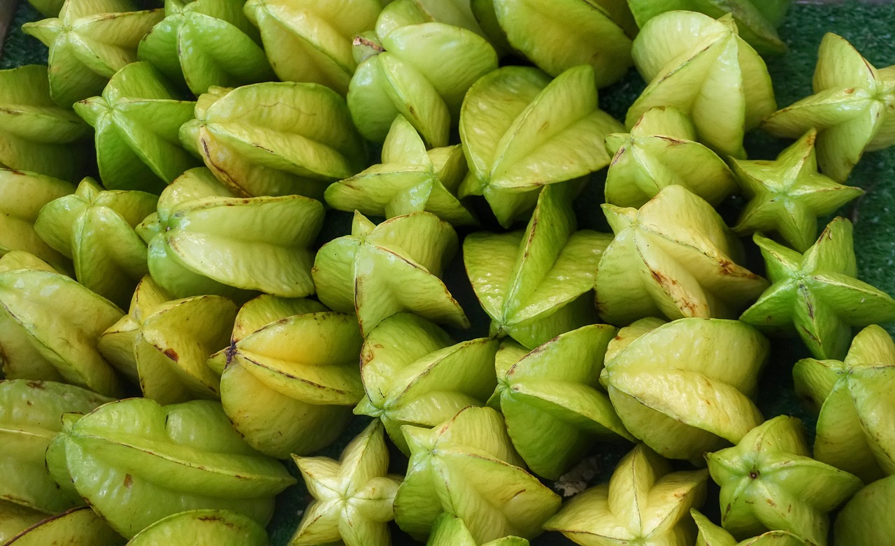 A carambola é rica em fibras e sais minerais como o potássio. Ela também tem compostos de ação antioxidante, especialmente a vitamina C e outros menos conhecidos, como os fenólicos e os carotenóides.
