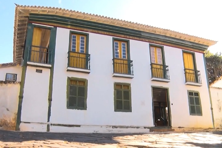 Chica se tornou dona de propriedades e escravos, e participava ativamente da vida social e religiosa da comunidade, frequentando igrejas e irmandades reservadas à elite branca.