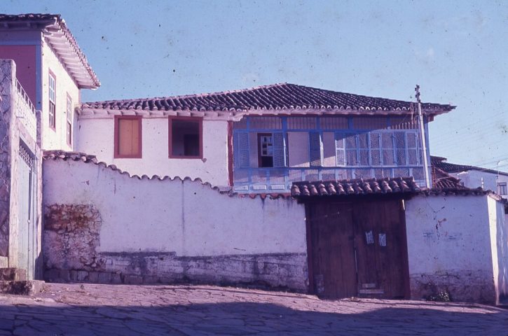 Nascida por volta de 1732, em Vila do Príncipe (atual Serro), em Minas Gerais, era filha de uma escravizada africana e de um homem branco. 