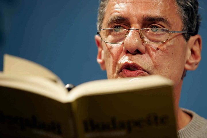 Os jornalistas Ana Maria Machado e André Trigueiro, as atrizes Bruna Lombardi e Patricia Pillar, e o cantor e compositor Chico Buarque são algumas das pessoas que assinaram a petição. 