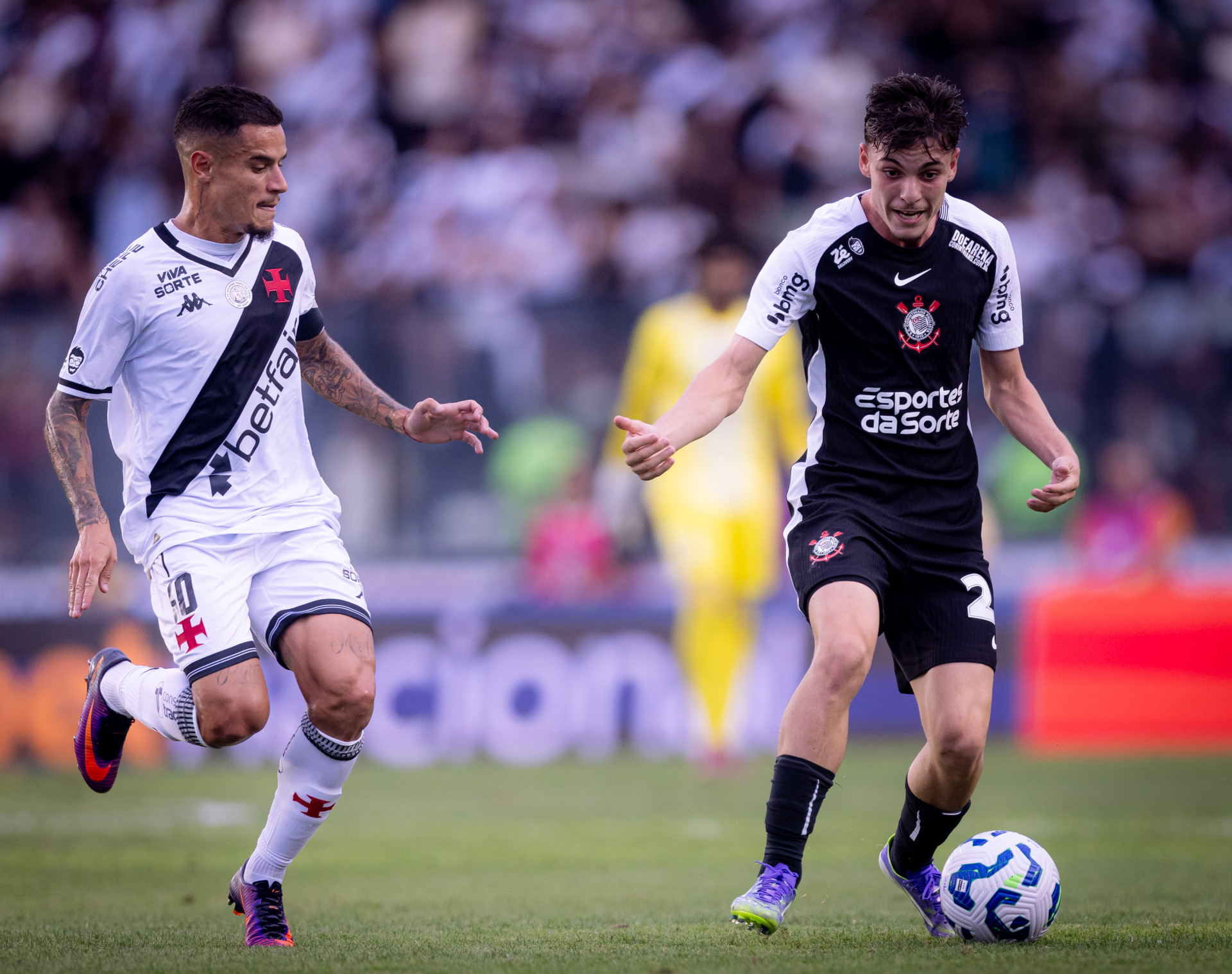 Philippe Coutinho e Breno Bidon são titulares do meio de campo de Vasco e Corinthians, respectivamente (Foto: Rodrigo Coca/Agência Corinthians)
