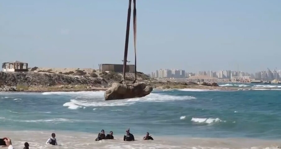 Uma descoberta submersa no Mediterrâneo voltou a colocar o Farol de Alexandria - uma das Sete Maravilhas do Mundo Antigo - no centro das atenções. Afinal, arqueólogos identificaram grandes blocos de pedra que pertenciam à entrada monumental da antiga torre.