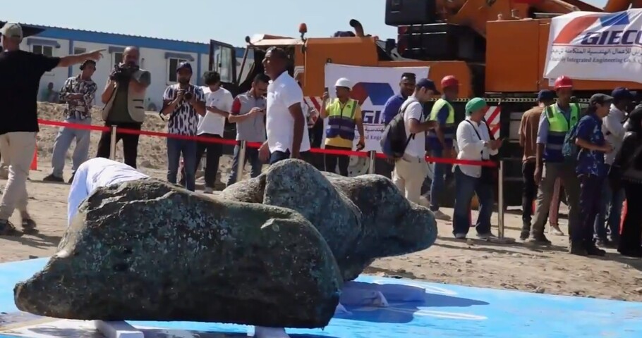 Entre os materiais resgatados estão peças de até 80 toneladas, como lajes de pavimentação. A análise desses elementos confirma descrições antigas e ajuda a compreender melhor a base, as proporções e a forma original do monumento.