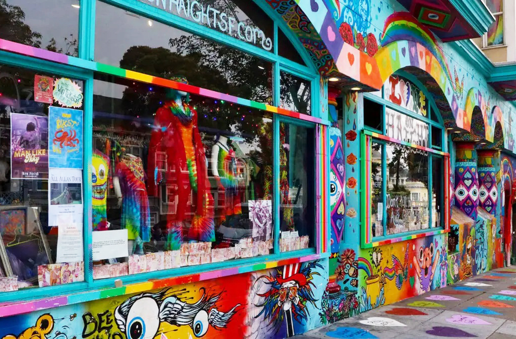 Nos anos 1960, o bairro Haight-Ashbury se tornou o epicentro do movimento hippie e da contracultura nos Estados Unidos. Foi ali que ideias de paz, liberdade, arte psicodélica e resistência social ganharam força e ecoaram pelo mundo.