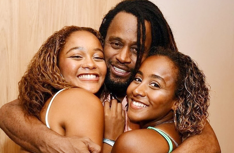 É casado com Regina Coelho, produtora de moda, e pai de duas filhas: Isa e Vitória. A família é um dos pilares de sua vida, e Toni costuma destacar o apoio e a parceria de Regina como fundamentais para sua trajetória pessoal e profissional.