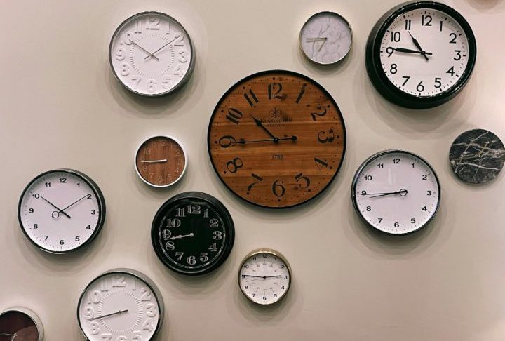 Desde os primeiros instrumentos rudimentares que mediam o tempo por meio da observação do sol e das estrelas, até os relógios de hoje, luxuosos ou tecnológicos, a busca pela medição precisa do tempo tem sido uma constante na história da humanidade.