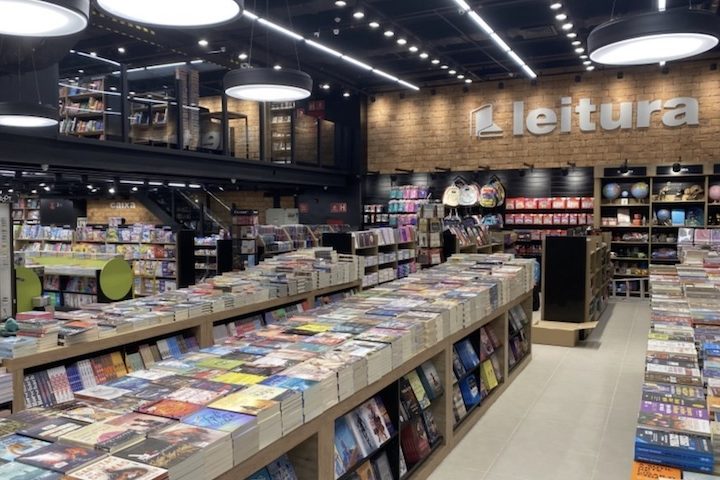 Diversas figuras conhecidas brasileiras aderiram a um manifesto que pede o fim das embalagens plásticas usadas para envolver livros antes da venda.