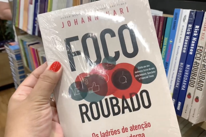 Ele alega que essa proteção dura apenas até o consumidor abrir o produto, enquanto o impacto ambiental persiste por muito tempo.