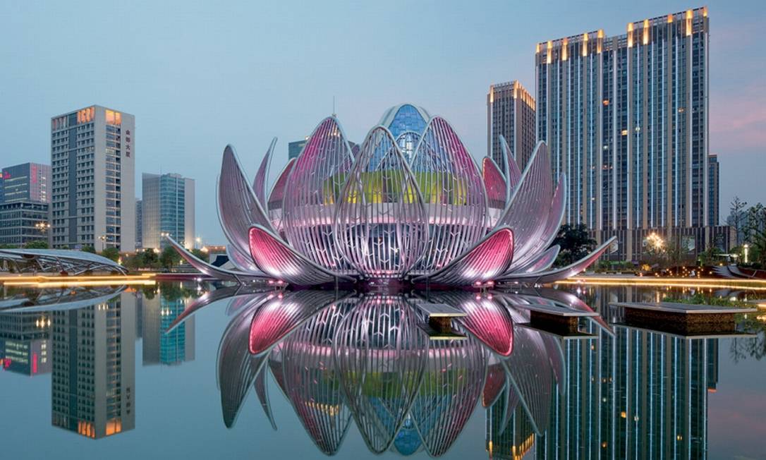 Lotus Building - China - Construído em 2013, fica no Parque do Povo, na cidade de Wujin, e ocupa 35 mil m². A flor aquática lótus representa a pureza espiritual no Budismo. 