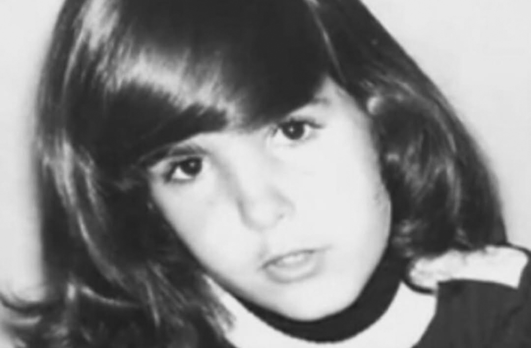 Aos dez anos, decidiu que queria ser atriz após assistir ao filme Capitães da Areia ao lado de sua prima Maísa. A emoção que sentiu naquele momento foi tão intensa que marcou o início de sua vocação artística.