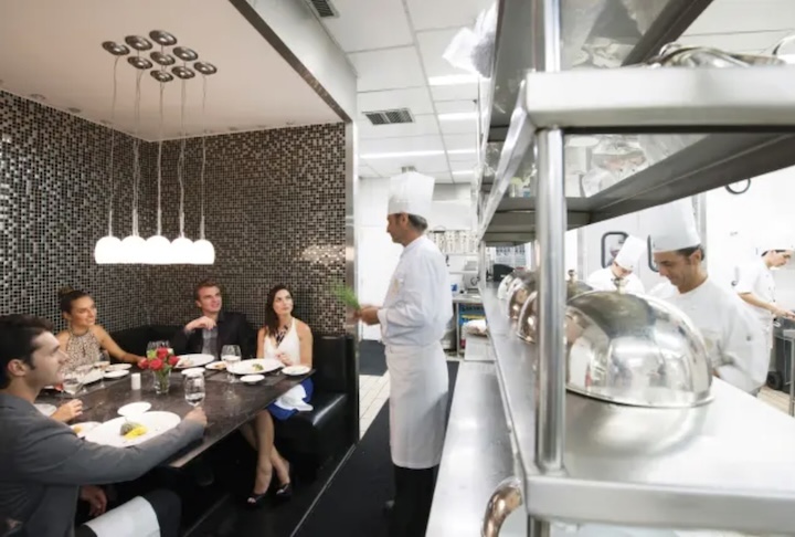 O restaurante oferece menus degustação e experiências exclusivas, como a mesa do chef, com propostas sazonais cuidadosamente elaboradas.