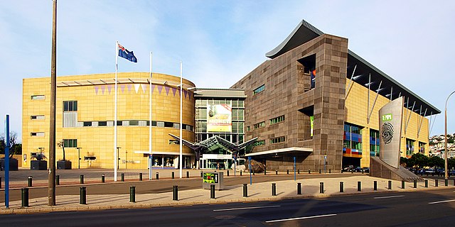 Te Papa Tongarewa (1998)
O Museu Nacional da Nova Zelândia, em Wellington, é referência em cultura maori e história do país. Com exposições interativas e um vasto acervo, atrai milhões de visitantes todos os anos.