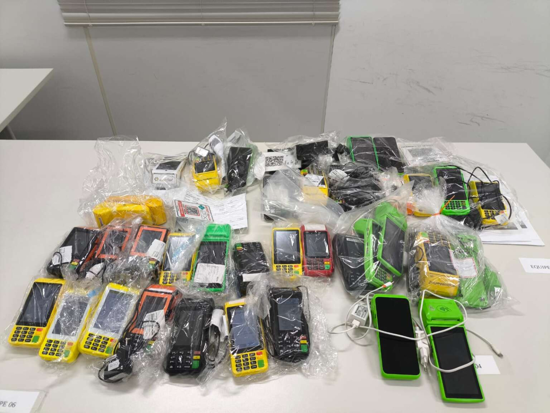 Foram apreendidas cerca de 50 maquinetas que estavam sendo usadas de forma irregular (Foto: Divulgação/Sefaz-CE)