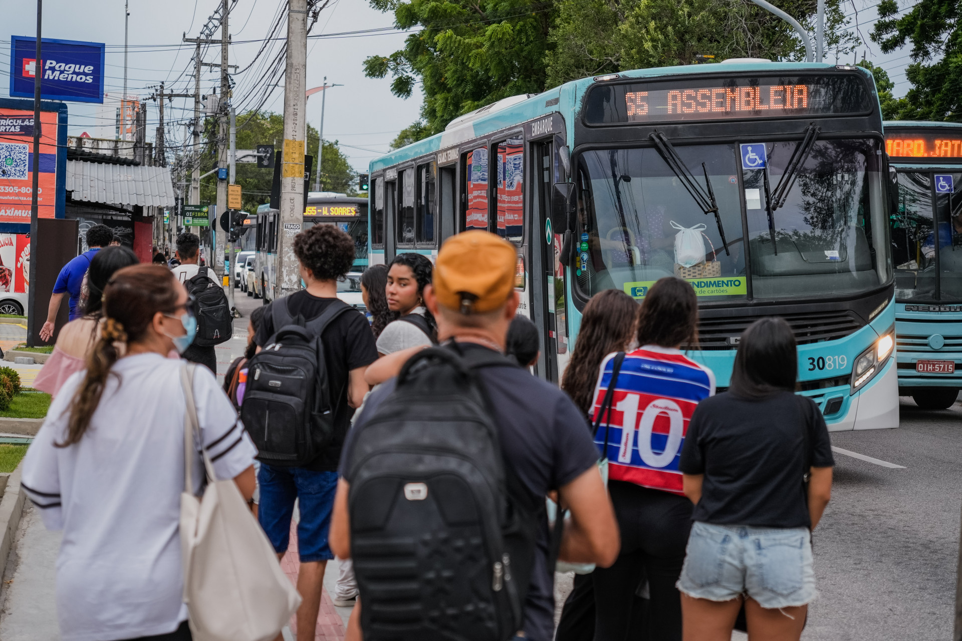 FORTALEZA-CE, BRASIL, 06-12-2024: Parada de ônibus na Av. 13 de Maio, que teve sua coberta removida por razão da construção de um empreendimento privado. (Foto: Fernanda Barros/ O Povo) (Foto: FERNANDA BARROS)