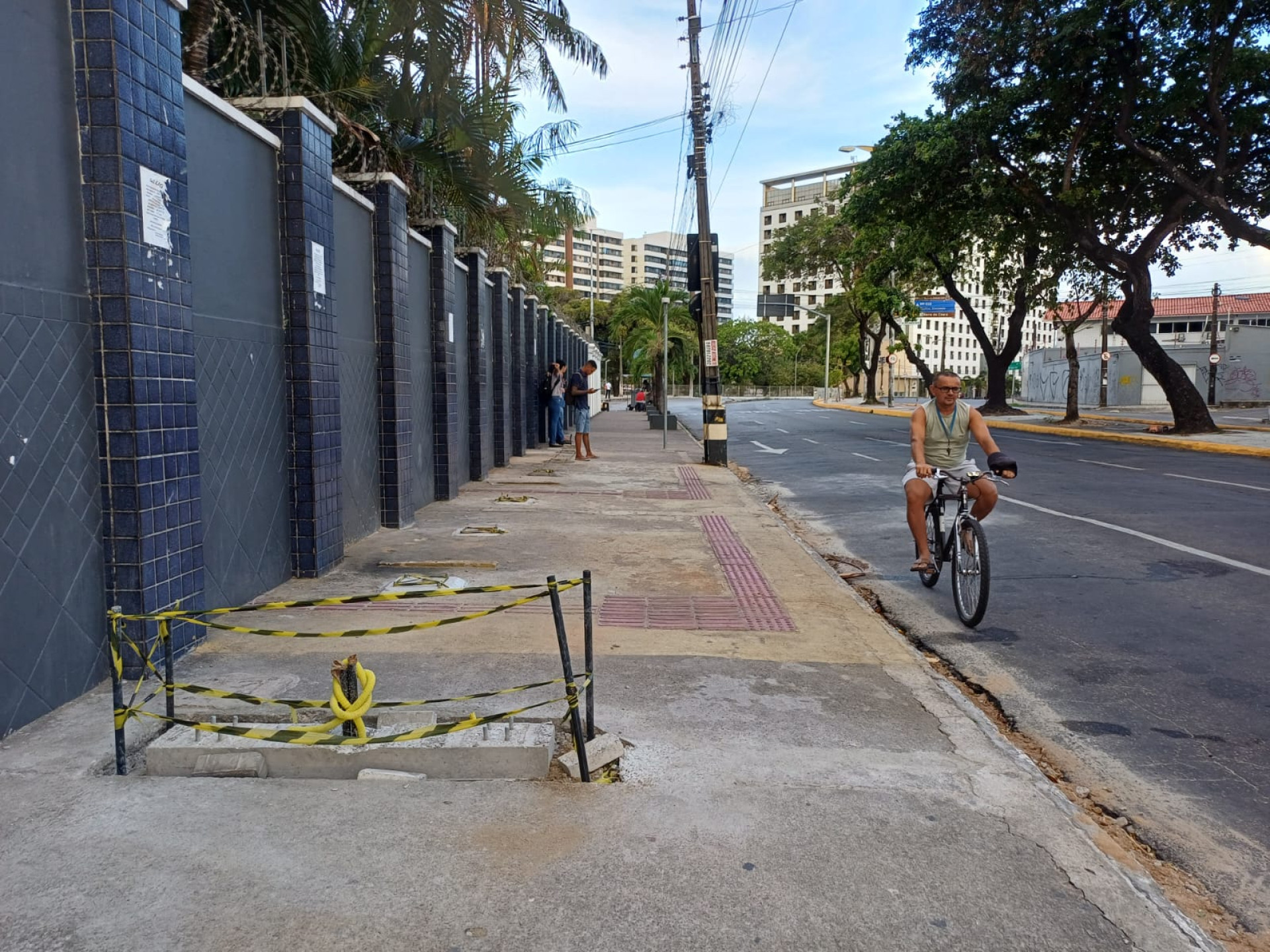 Parada de ônibus é retirada da avenida Humberto Monte para instalação do novo modelo que será aplicado em 2026
 (Foto: Alice Barbosa)