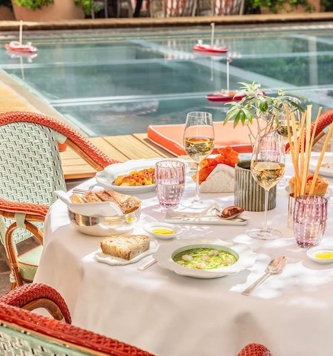 Com um salão iluminado por grandes janelas voltadas para o jardim, o restaurante oferece desde pratos contemporâneos, como prestigiado Pacchero alla Vittorio, até um menu que varia conforme as estações do ano.