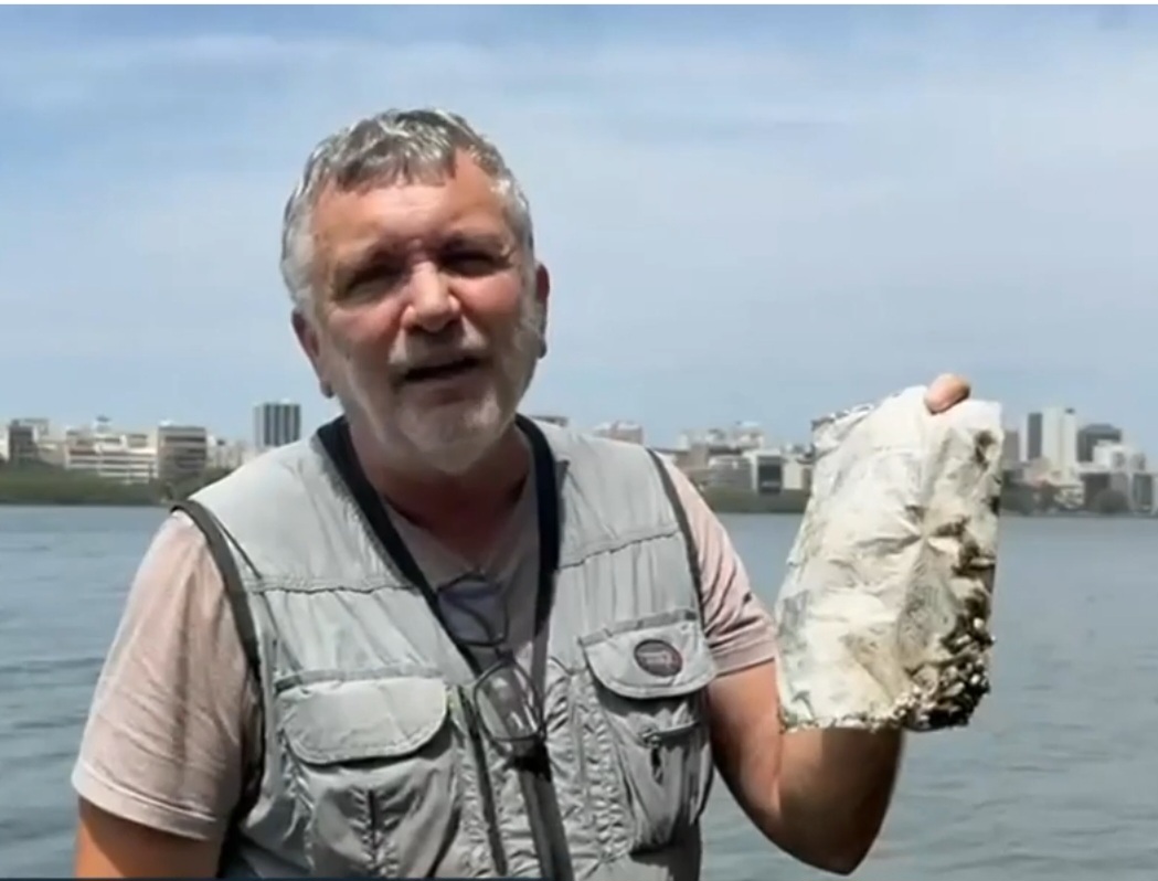 Durante um trabalho de monitoramento na Lagoa Rodrigo de Freitas, o biólogo Mário Moscatelli encontrou - acredite se quiser - um saco de açúcar com validade em fevereiro de 1995.