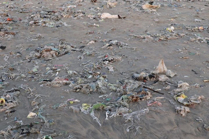 Como cada filme plástico pesa entre 1,4 e 2,7 gramas, o descarte geraria algo entre 360 e 700 toneladas por ano. 