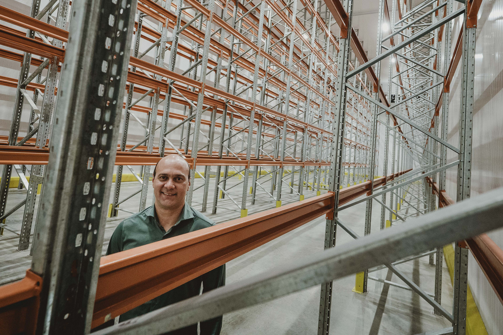 Thiago Abreu, diretor da Fracht Log, apresentou estrutura aos executivos do data center (Foto: JÚLIO CAESAR)