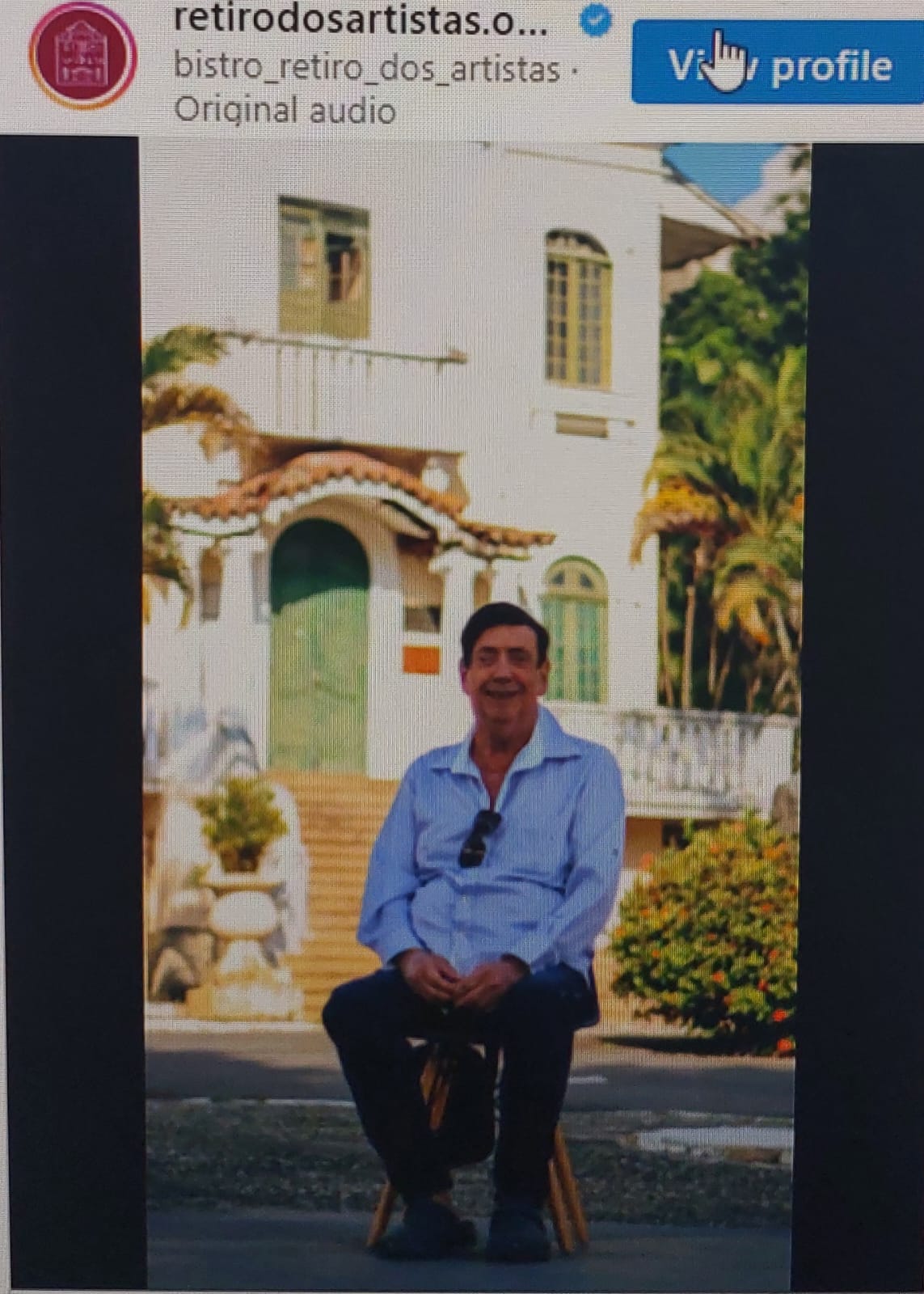 Ele disse: Oi, gente. Estamos aqui no Bistrô do Retiro dos Artistas, e quero convidar vocês todos para tomar um café, tomar um chopp, comer uma refeição maravilhosa. Aí você vai encontrar pessoas ilustres, artistas renomados.