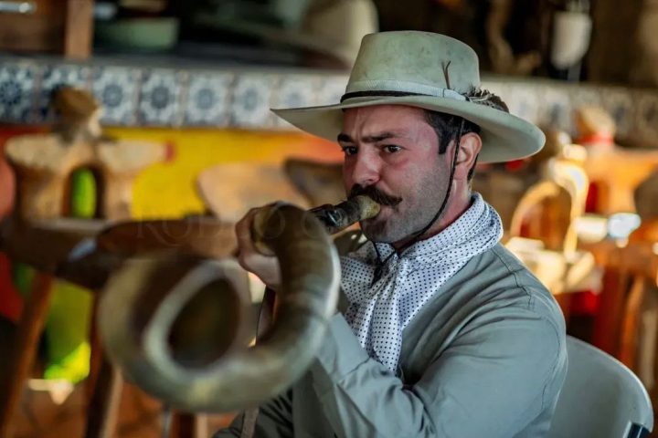 Foi lá que o berrante surgiu como uma ferramenta terapêutica inusitada para fortalecer seus pulmões.