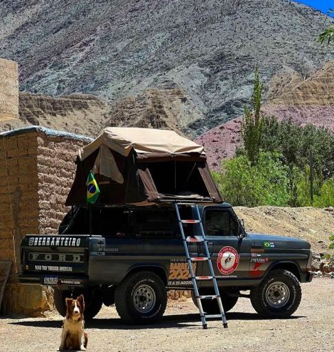 O projeto foi dividido em duas etapas: a primeira, iniciada em 2023, consistiu em cruzar 16 países de caminhonete até os Estados Unidos;