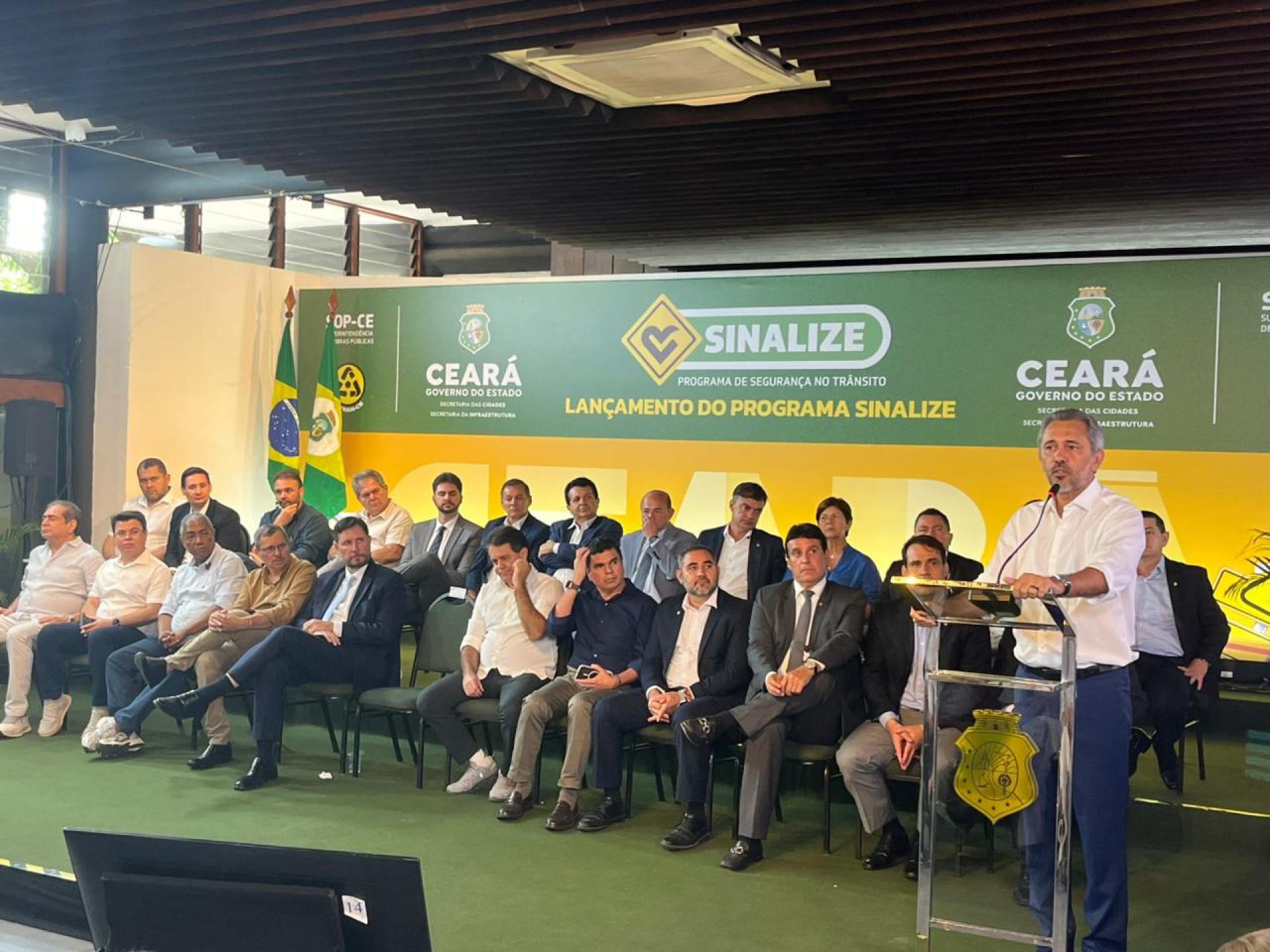 Programa Sinalize investe mais de R$ 230 milh&otilde;es para melhorar vias nos 184 munic&iacute;pios cearenses. 