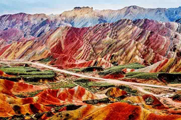 O Parque Geológico Nacional Zhangye Danxia, localizado no noroeste da China, é uma das maravilhas naturais mais espetaculares do mundo. Conheça mais sobre este lugar fantástico!