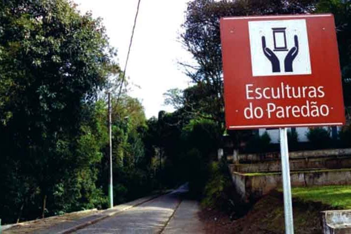 Esta galeria a céu aberto foi esculpida nas rochas que margeiam a rua Etienne Stawiarski, às margens do Rio Tubarão, no pequeno município de Orleans.
