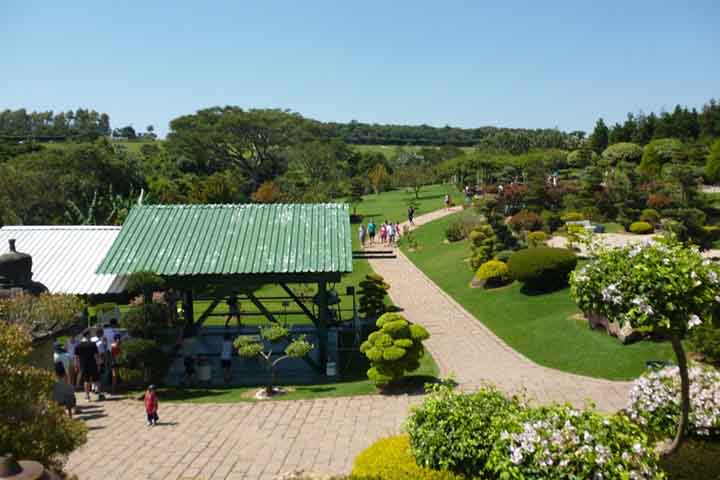 Já o Parque Maeda é conhecido nacionalmente por oferecer atividades de lazer, pesca e eventos culturais, além de valorizar a cultura japonesa, presente na região.