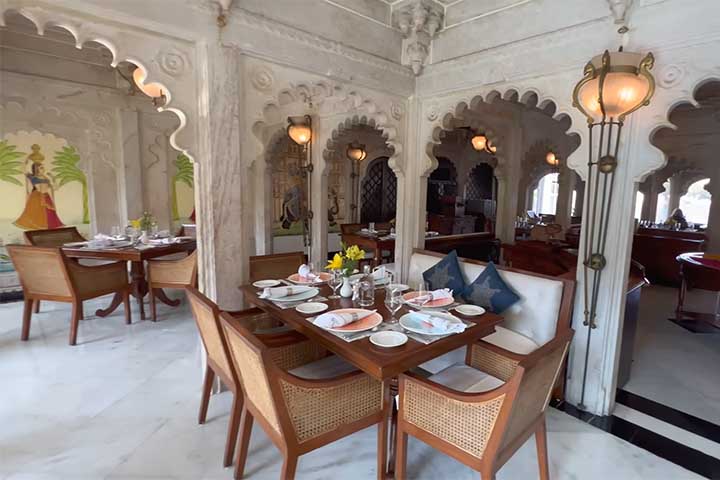 O hotel conta com quatro espaços principais de alimentação, com destaque para o Neel Kamal, especializado na culinária do Rajastão e da fronteira noroeste indiana. 