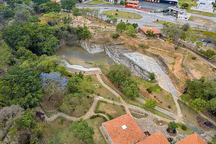O Parque Geológico do Varvito, por exemplo, é um importante ponto turístico e geológico, com formações rochosas raras que atraem pesquisadores e curiosos.