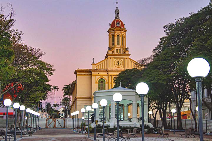 Fundada oficialmente em 1610 por Domingos Fernandes com a inauguração da Capela de Nossa Senhora da Candelária, a cidade tem uma história rica. 