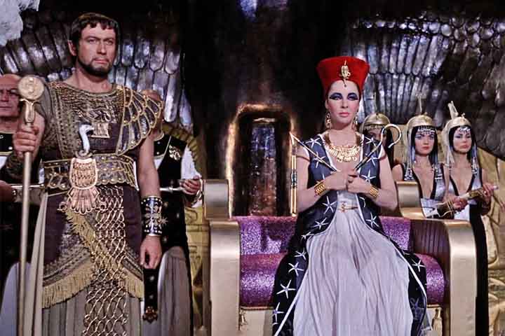 Essas obras reforçaram sua imagem como uma rainha inteligente, carismática e capaz de influenciar impérios, perpetuando o fascínio cultural em torno de sua história.
