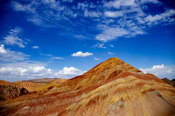 Além de turistas, o local atrai geólogos, fotógrafos e estudiosos da natureza, sendo também um símbolo do potencial turístico da província de Gansu.