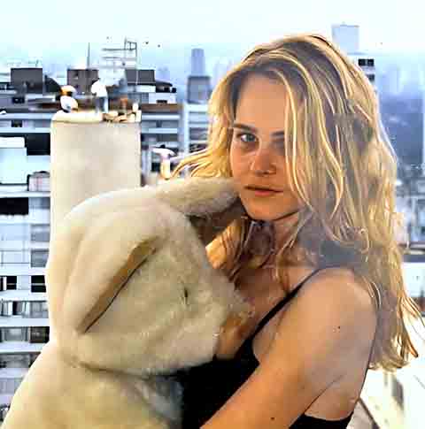 Durante a carreira como modelo, viveu em importantes centros da moda mundial, como Paris, Milão, Nova Iorque, Madri e Tóquio, cidades onde trabalhou de forma intensa e ampliou sua presença no mercado internacional.
