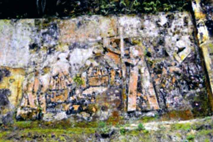 Um dos painéis, chamado “A primeira Missa no Brasil”, retrata caravelas, portugueses, uma arca, um altar e uma cruz, além da figura de Frei Henrique de Coimbra.