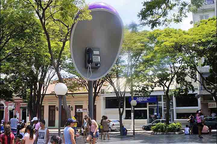 O Orelhão gigante, o Semáforo gigante, o Lápis gigante e outros monumentos que brincam com a ideia do exagero, atraindo visitantes de todas as idades.