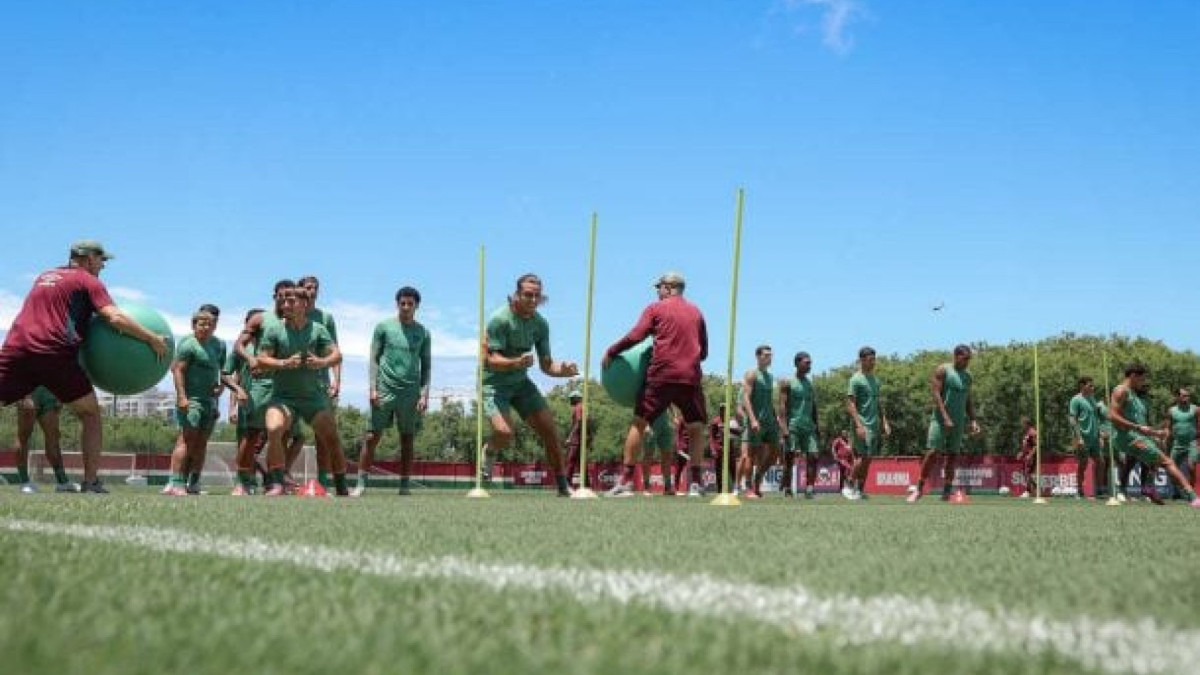 Tricolor busca zagueiros e atacantes no mercado para a próxima temporada