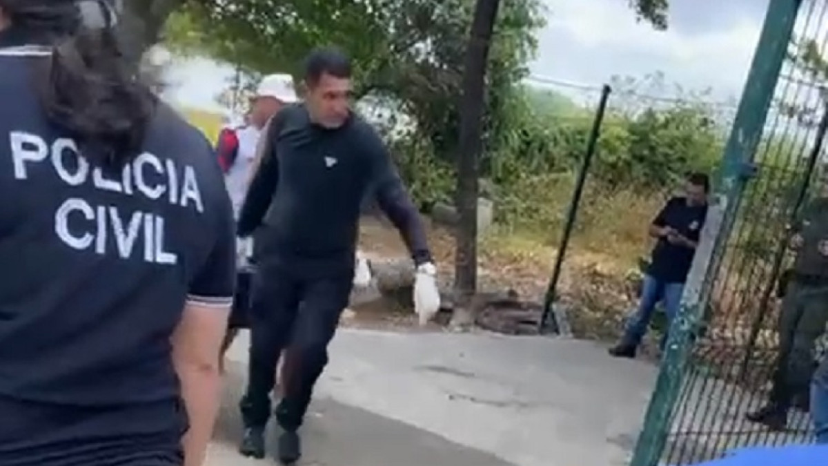 Momento em que o corpo foi retirado do Rio Cocó na manhã desta quarta-feira, 17