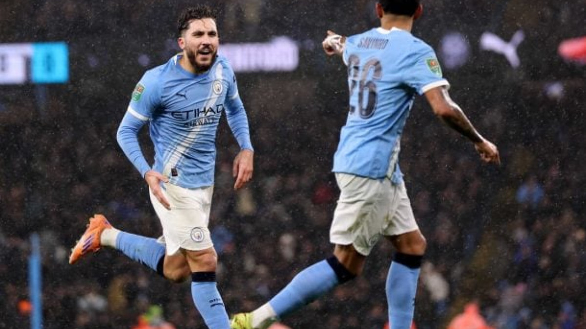 Mesmo com time alternativo, equipe de Guardiola faz 2 a 0 no Etihad, chega à sexta vitória seguida e mantém grande fase na temporada