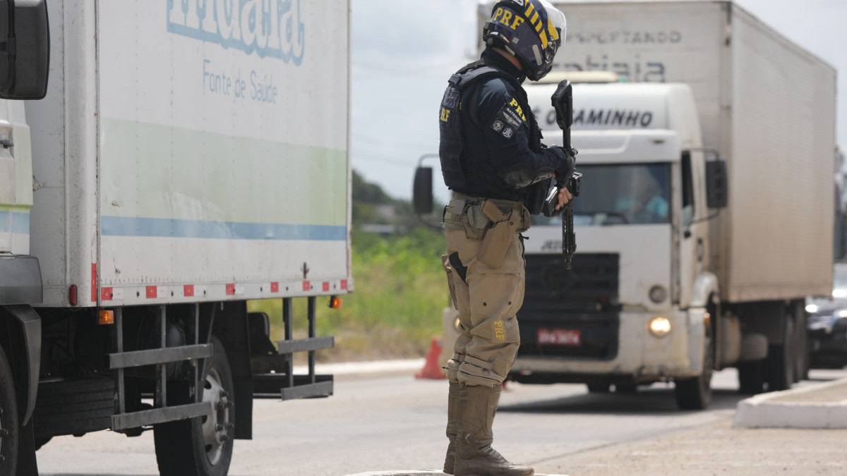 Foto de apoio ilustrativo. Agente da Pol&iacute;cia Rodovi&aacute;ria Federal (PRF)  (Fotos: Fabio Lima/OPOVO)