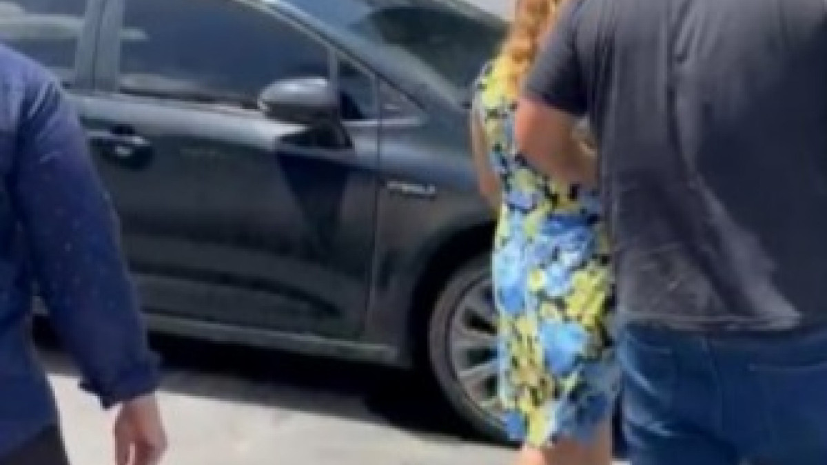 A mulher suspeita de ter matado a própria filha a golpes de faca foi encaminhada á delegacia 