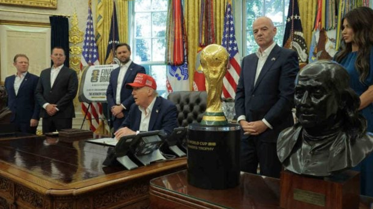 Presidente Donald Trump assina ordem pública que não permite a entrada de pessoas da Costa do Marfim e de Senegal em território norte-americano