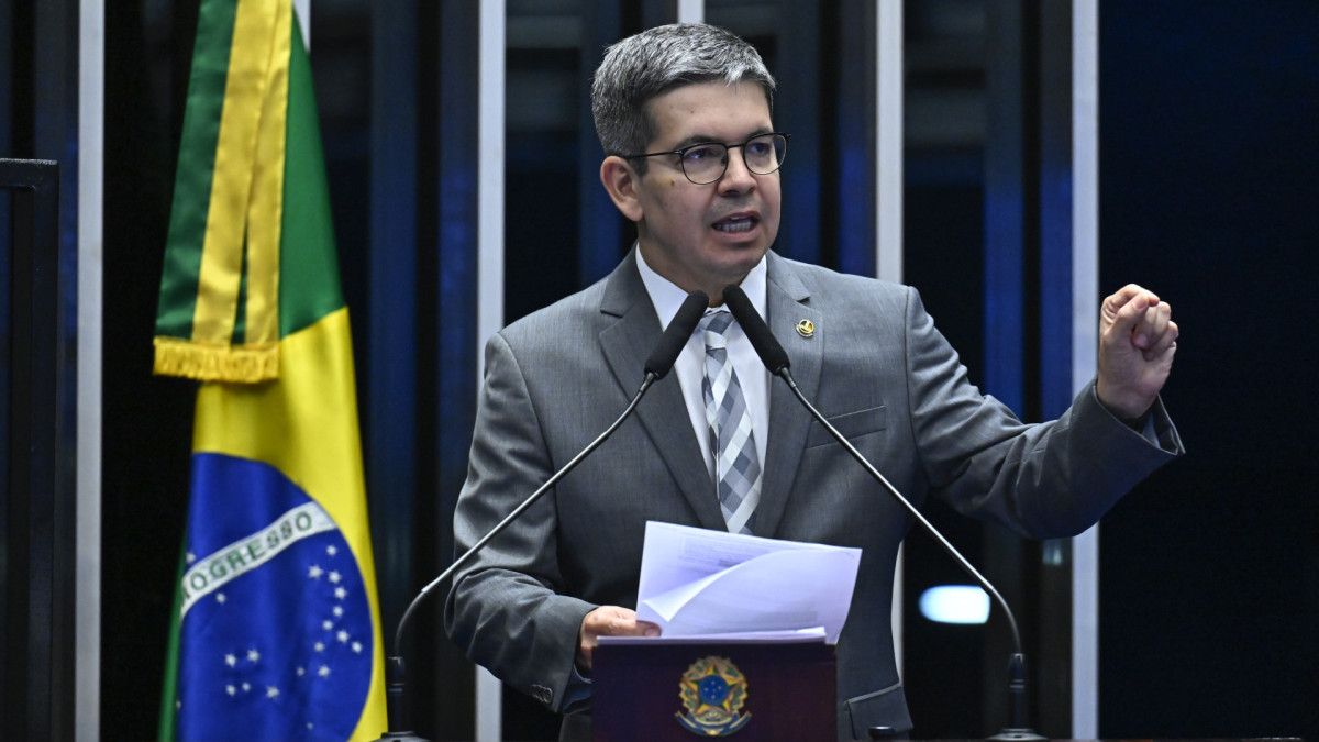 Randolfe Rodrigues foi o relator do projeto