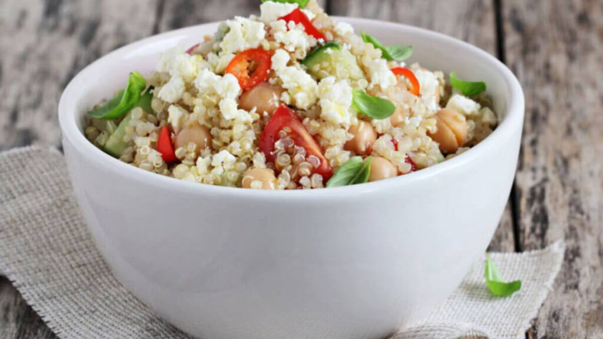 Saladas de quinoa: 6 receitas leves e nutritivas para o jantar