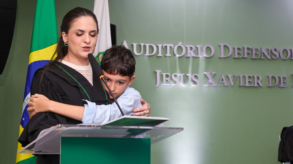 Defensora-geral S&acirc;mia Farias &eacute; abra&ccedil;ada por filho durante discurso de posse